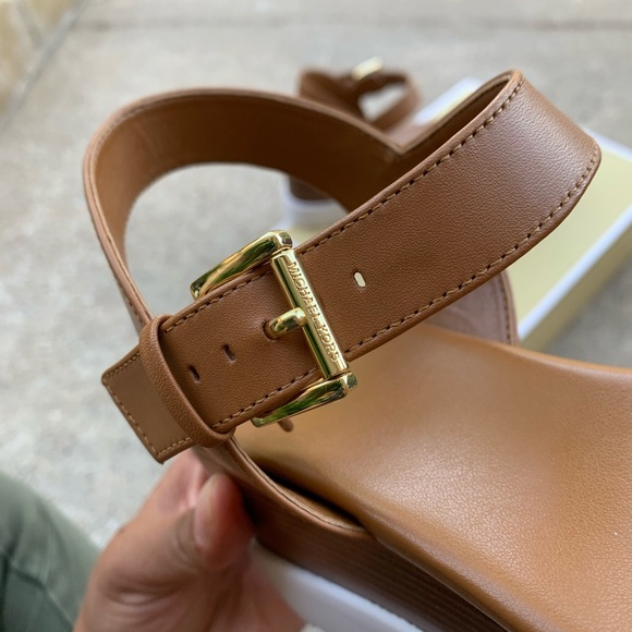 New Mk sandals 🥰 super stylish - Picture 4 of 10